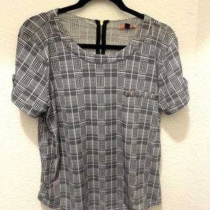 🌸 Grey & Black Textured Print Blouse ✨ Effortless Chic – Size LP